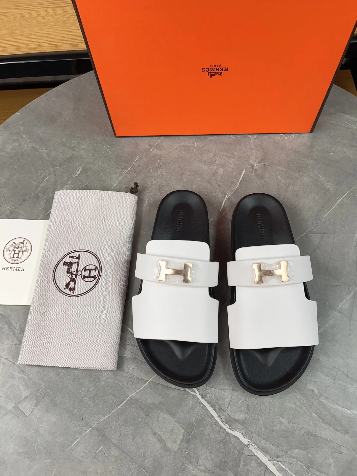 p440🐮🐮H family classic (couples) buckle slippers ✅ Hermes Hermes spring and summer sandals series! Classic style, always popular slippers - sandals, great with any combination! ! ! Upper: imported palmprint PU inner lining: imported mixed sheepskin Outsole: Tpu non-slip and wear-resistant outsole Female size: 35-40 (41 customized) Male size: 39-45 (39.45 customized)